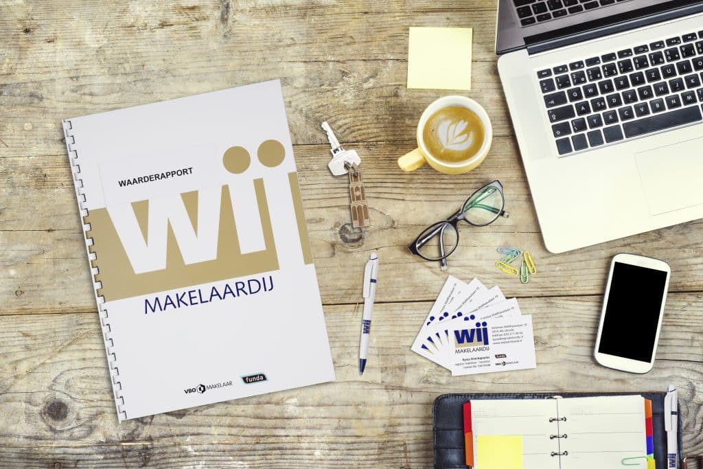 Een bovenaanzicht van een houten bureau met daarop een laptop, smartphone, bril, koffiekopje, notitieblok, pen, sleutel, plaknotities, paperclips, visitekaartjes en een document met de titel Waarderapport WIJ Makelaardij. Hierdoor ontstaat de perfecte schuifpui voor uw thuiskantoor.